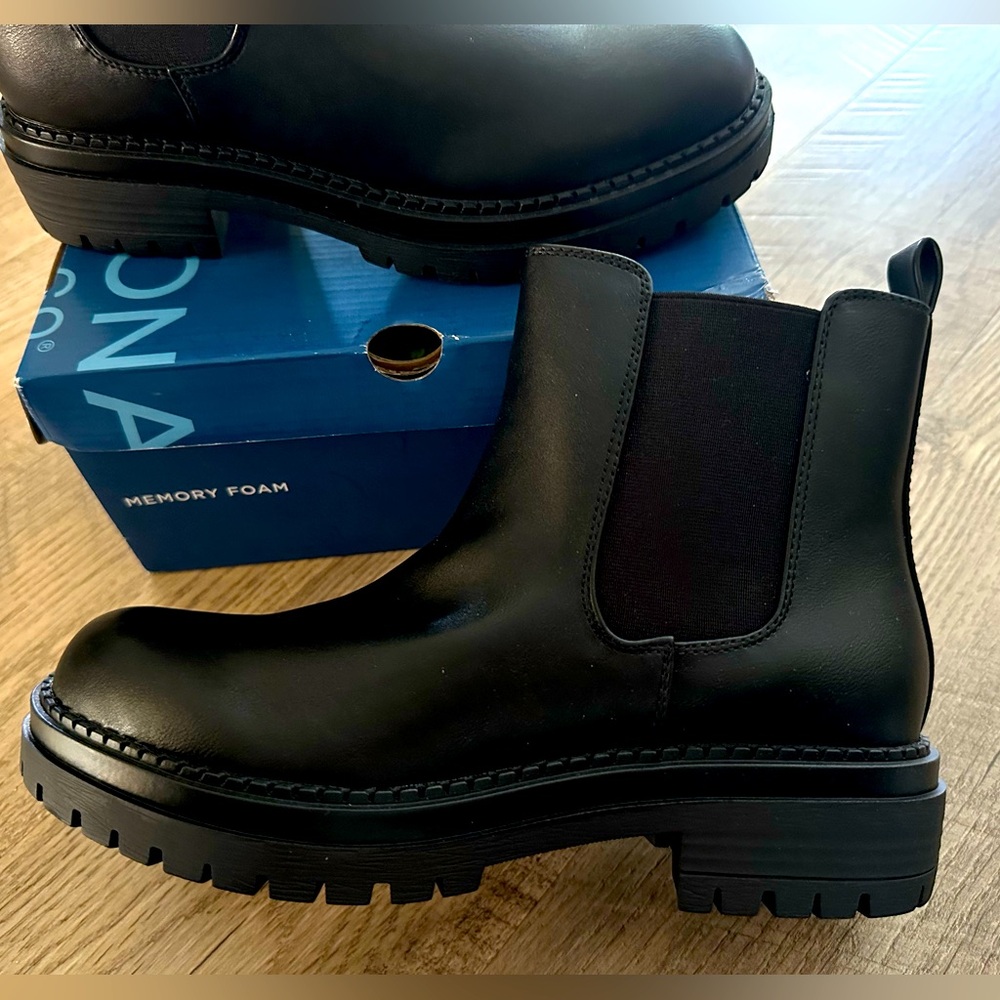NWT in box SZ 9 Black Boot Arizona Malvern EXC COND